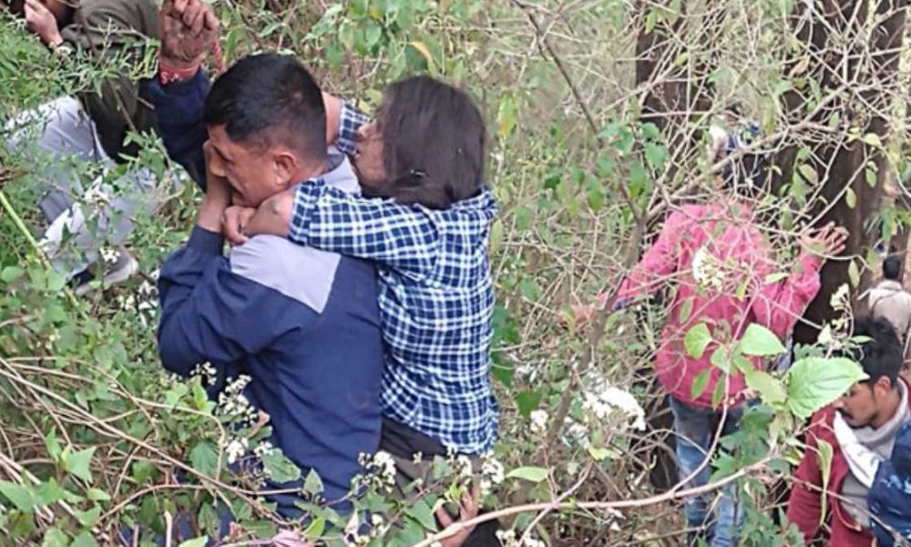 देहरादून-मसूरी मार्ग पर खाई में गिरी यात्रियों से भरी रोडवेज बस, तीन की मौत, कई घायल…