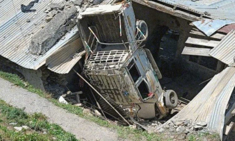 प्राथमिक विद्यालय की छत के ऊपर जा गिरा अनियंत्रित वाहन, इतने लोग थे सवार…