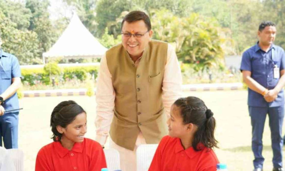 शिशु सदन केदारपुरम के बच्चों ने सीएम धामी से की भेंट…