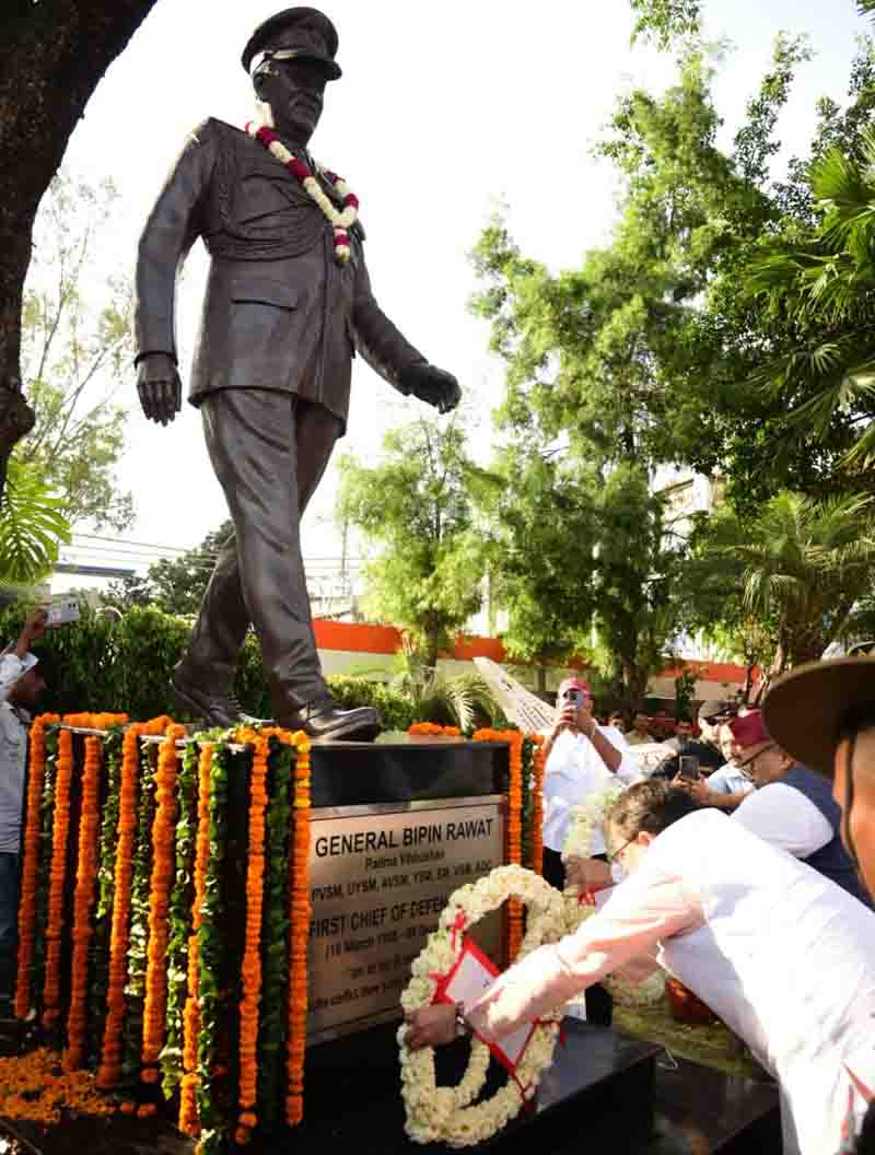 देहरादून: सी एम धामी ने देश के प्रथम सी डी एस स्व. जनरल विपिन रावत की मूर्ति का किया अनावरण !