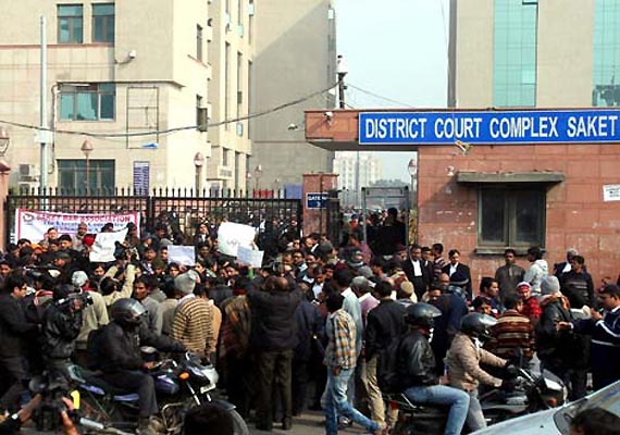 दिल्ली के साकेत कोर्ट में लड़की पर सरेआम फायरिंग, वकील की ड्रेस में आया था हमलावर !
