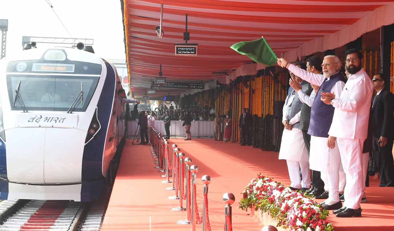 पीएम ने केरल में वंदे भारत ट्रेन को दिखाई हरी झंडी, वाटर मेट्रो की सौगात भी देंगे मोदी !