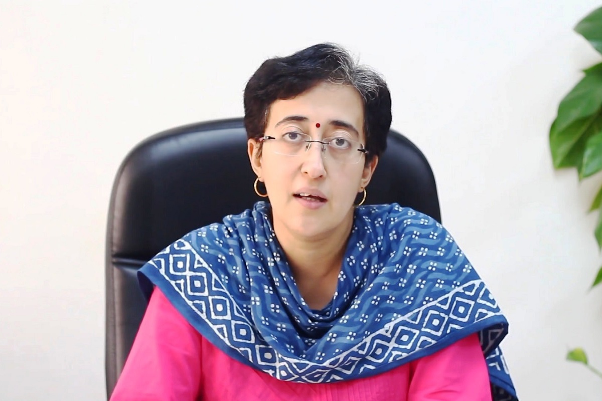‘चाहे फांसी पर लटकाने की धमकी दे दो, आप नहीं रुकेगी’, केजरीवाल को सी बी आई के समन पर बोलीं आतिशी !