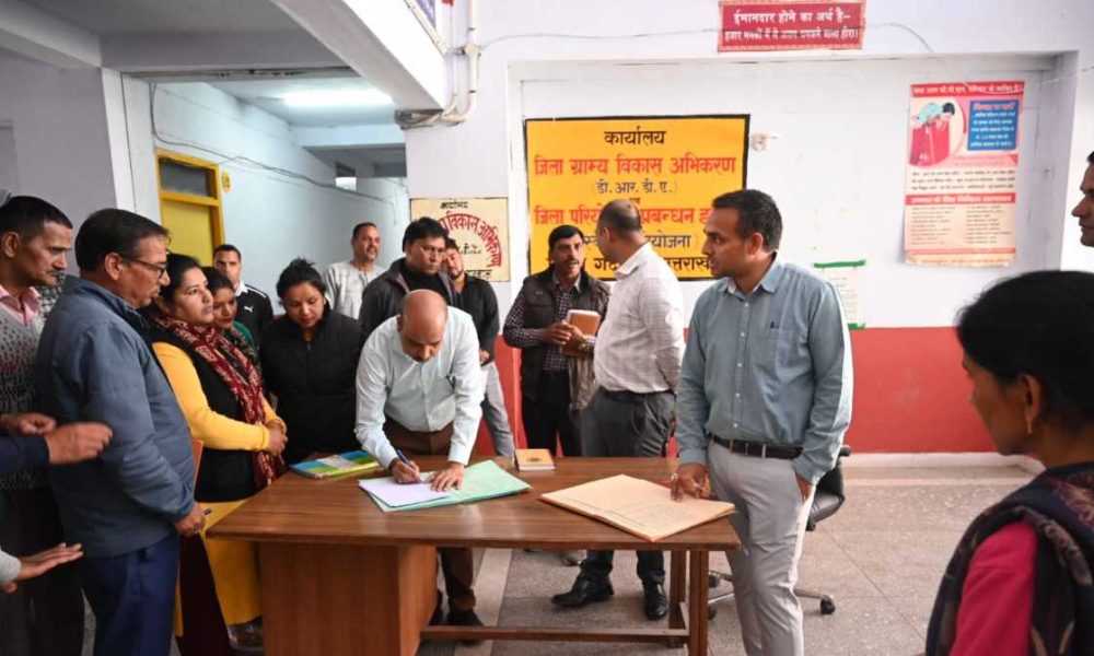 टिहरी डीएम ने विभिन्न कार्यालयों का औचक स्थलीय निरीक्षण, अनुपस्थित मिले अधिकारी कर्मचारी…