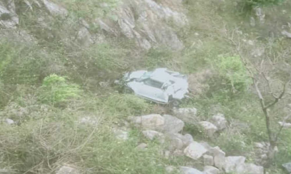 उत्तरकाशी में गहरी खाई में गिरी कार, एक युवक की मौत, एक गंभीर घायल…