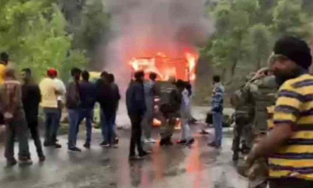 दुःखद: पुंछ में सेना की गाड़ी पर आतंकी हमला, पांच जवान शहीद…