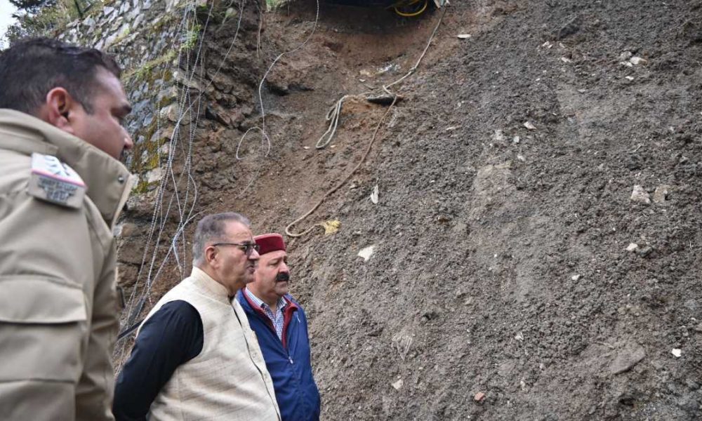 मसूरीः कैबिनेट मंत्री गणेश जोशी ने आपदाग्रस्त क्षेत्र का लिया जायजा, अधिकारियों को दिए ये निर्देश…