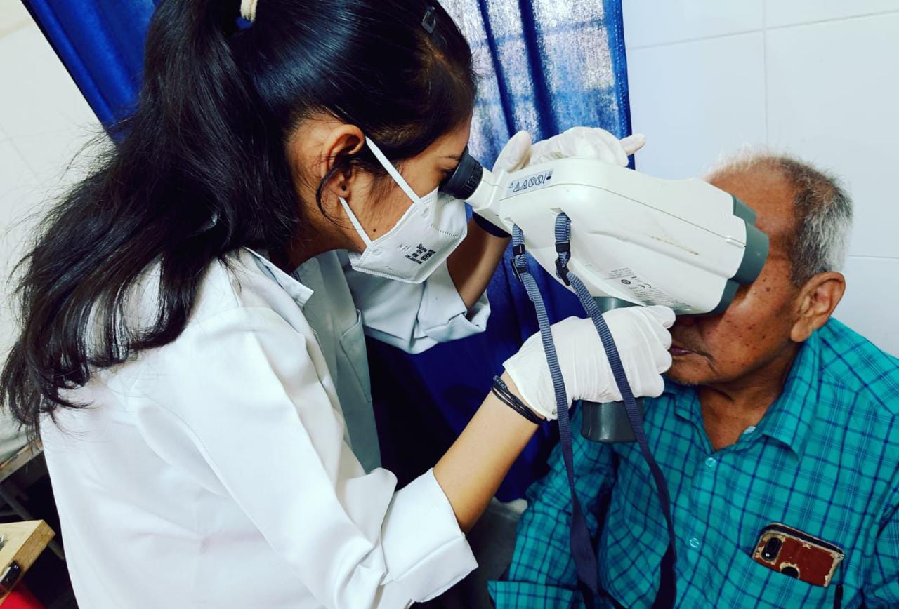 नेत्रदान जनजागरुकता एवं नेत्र परीक्षण शिविर के आयोजन में संस्थान के विशेषज्ञ  चिकित्सकों ने 92 लोगों के आंखों की जांच की !