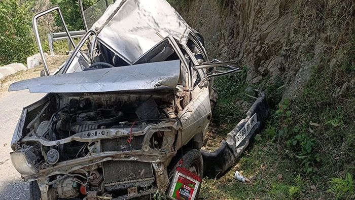 चंबा-ऋषिकेश मोटर मार्ग पर हादसा, सड़क पर पलटी कार, पांच लोग घायल, दो की हालत गंभीर  !