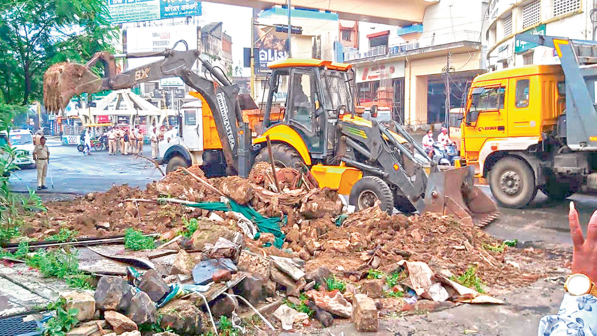 देहरादून : सड़क पर उतरा प्रशासनिक अमला, ध्वस्त किए 75 अतिक्रमण !