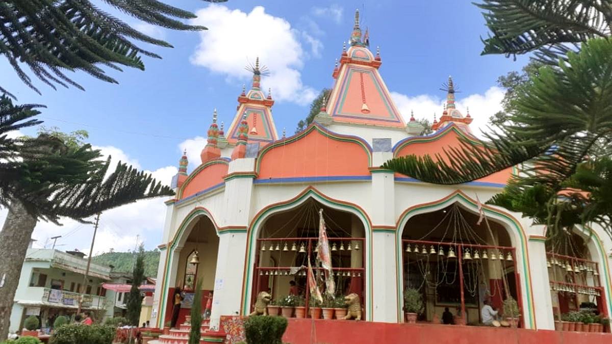 बागेश्वर : बागेश्वर के कालिका मंदिर का एक हिस्सा झुका, मूर्ति भी खिसकी  !