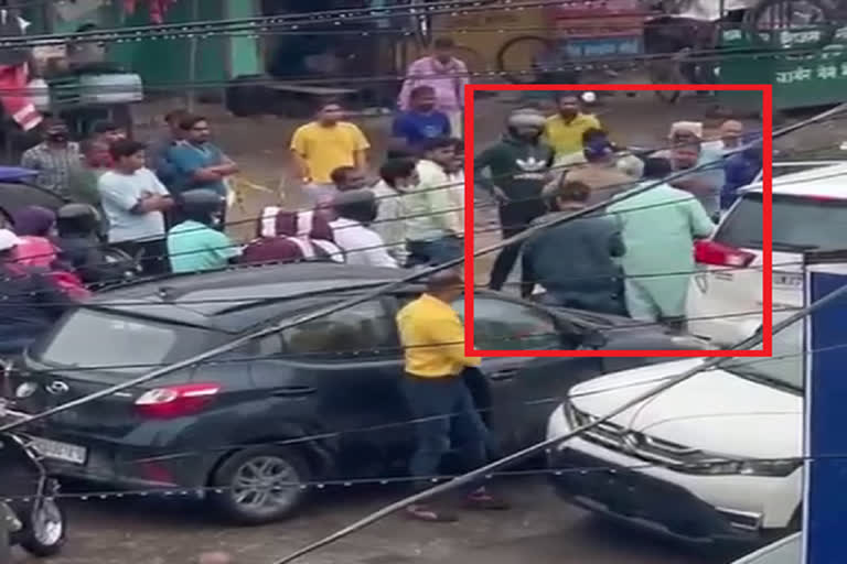 Uttarakhand: बीच सड़क पर युवक को पीटने पर कैबिनेट मंत्री प्रेमचंद अग्रवाल समेत पीआरओ और गनर पर मुकदमा दर्ज …….