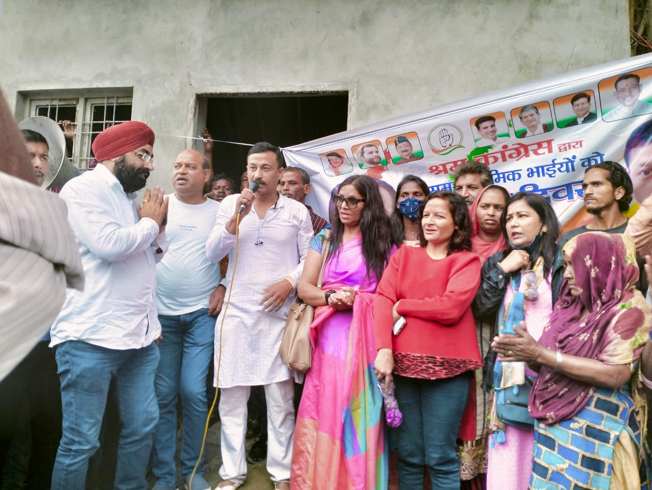 श्रमिक दिवस के अवसर पर प्रदेश अध्यक्ष श्री दिनेश सिंह कौशल द्वारा श्रमिकों को राजधानी में शाल ओड़ाकर सम्मानित किया…………….