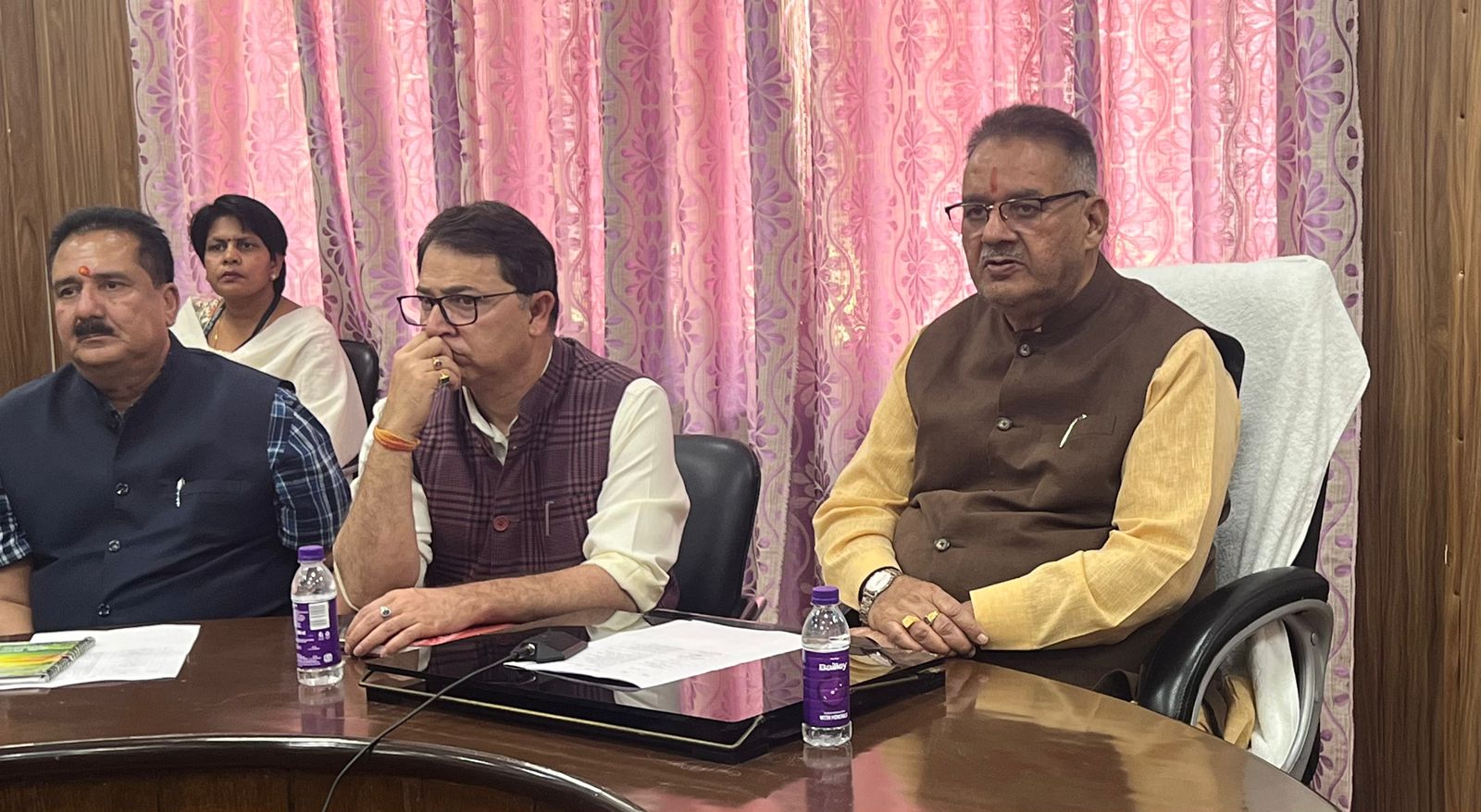 मंत्री ने कार्यक्रम की सभी तैयारियां तय समय पर पूर्ण करने के अधिकारियों को दिए निर्देश।