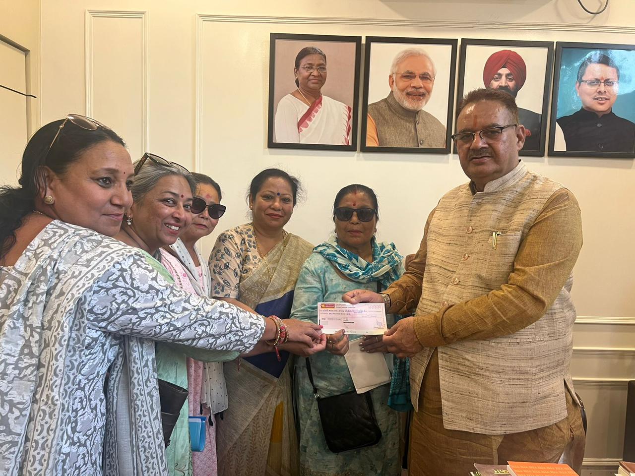 गोर्खाली महिला हरतालिका तीज उत्सव समिति के पदाधिकारियों को 01.50 लाख का चैक सौपते कैबिनेट मंत्री गणेश जोशी  !