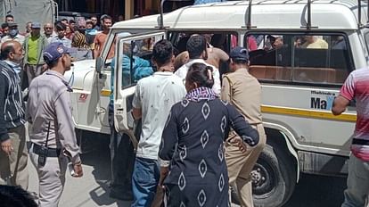 आवेश में आकर गार्ड ने बैंक मैनेजर पर पेट्रोल फेंककर लगा दी आग, घटना से परिसर में मची अफरा तफरी……