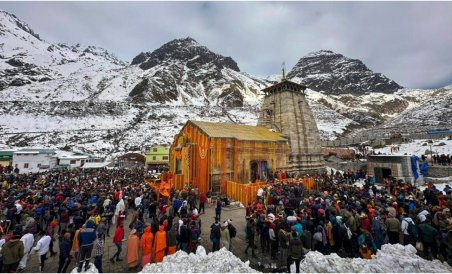 केदारनाथ में कल शाम से लगातार हो रही है बर्फबारी, सोनप्रयाग में अभी भी रुके हुए हैं श्रद्धालु  !