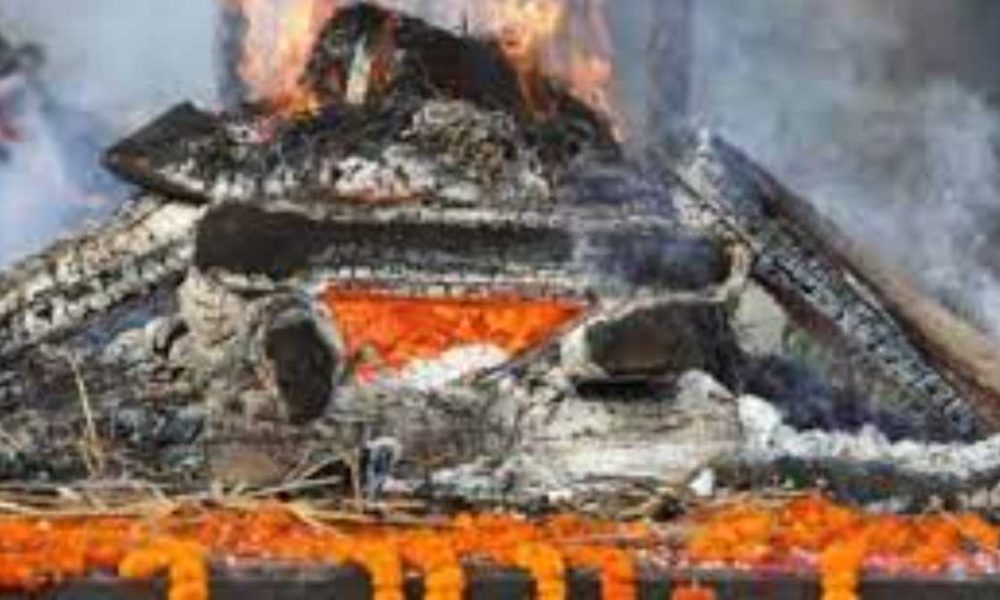 एक माह के भीतर मां-पिता को खोने वाली बेटी के नहीं डिगे हौसले, अंतिम संस्कार से पहले दिया एग्जाम…