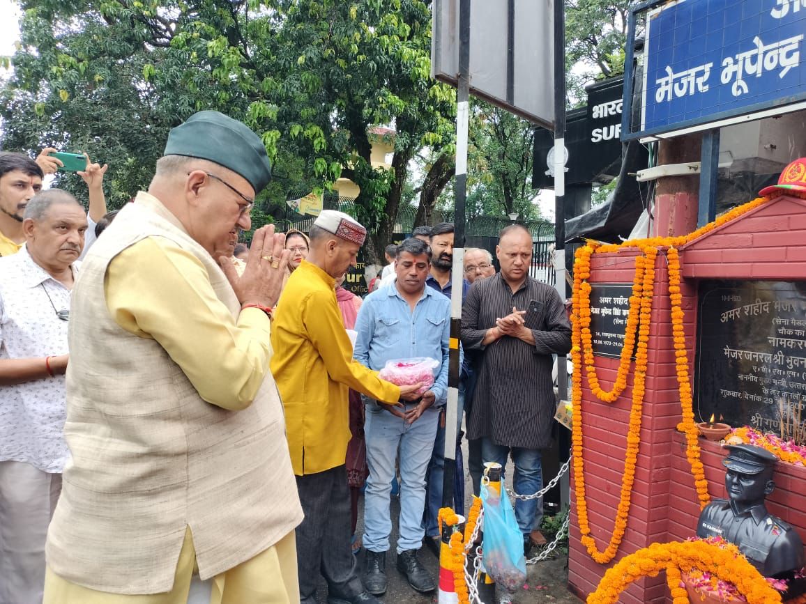 :अमर शहीद मेजर भूपेन्द्र कंडारी की पुण्यतिथि पर उन्हें श्रद्धांजलि अर्पित करते सैनिक कल्याण मंत्री गणेश जोशी।