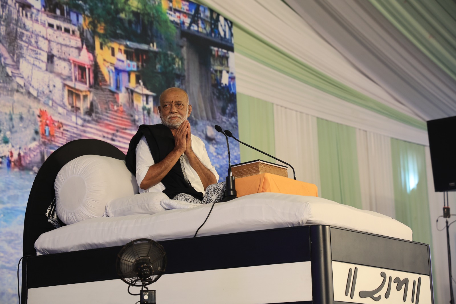 महाराष्ट्र और उड़ीसा में दुर्घटनाओं में मारे गए लोगों को मोरारीबापू की श्रद्धांजलि और सहायता!