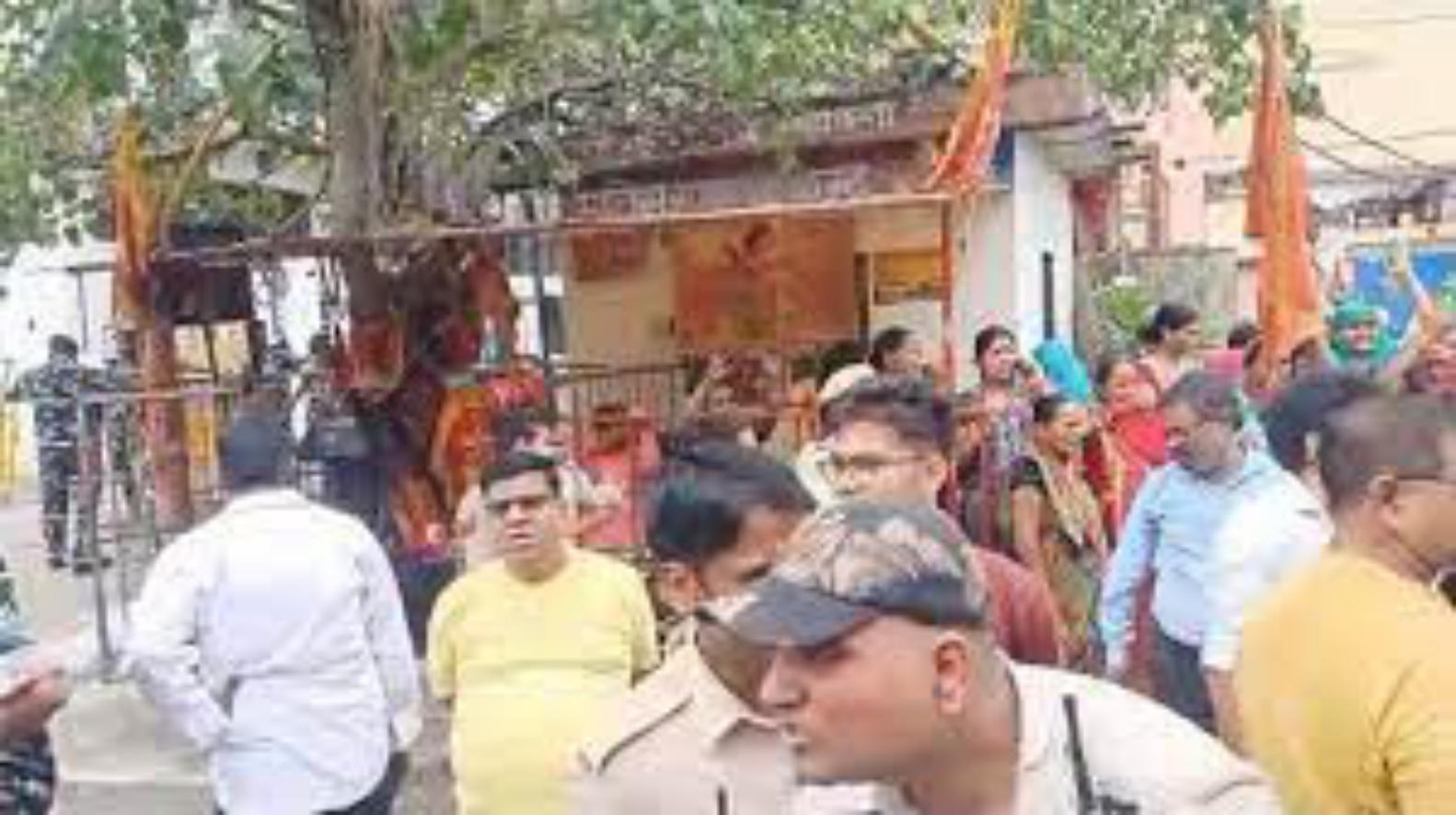 दिल्ली: मंडावली में मंदिर की अवैध रेलिंग तोड़ने पहुंचा प्रशासन, भारी विरोध, झड़प के बाद पैरामिलिट्री फोर्स तैनात