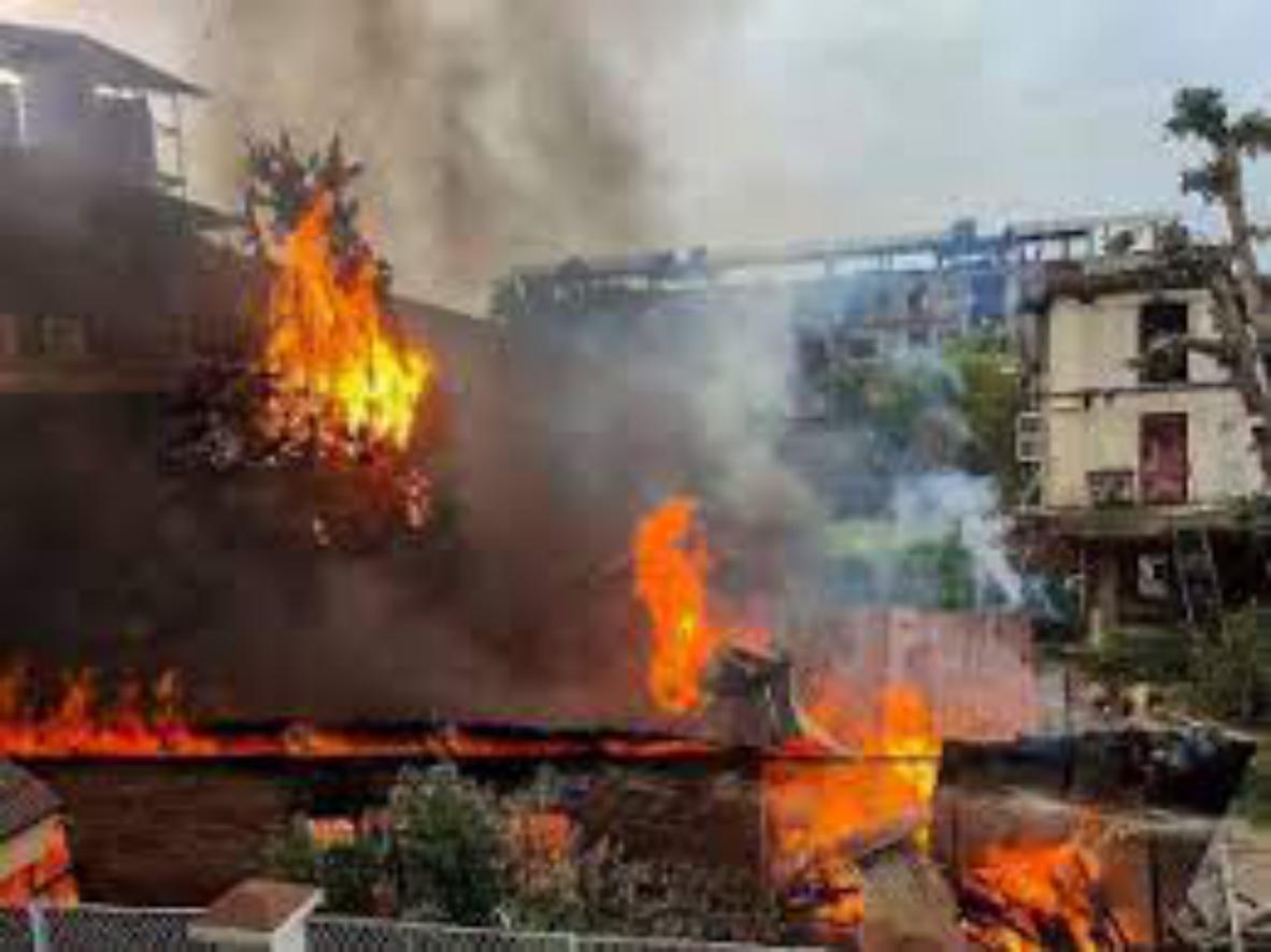 मणिपुर में उपद्रवियों के निशाने पर बीजेपी नेता, सुरक्षा बलों और भीड़ में झड़प में दो घायल
