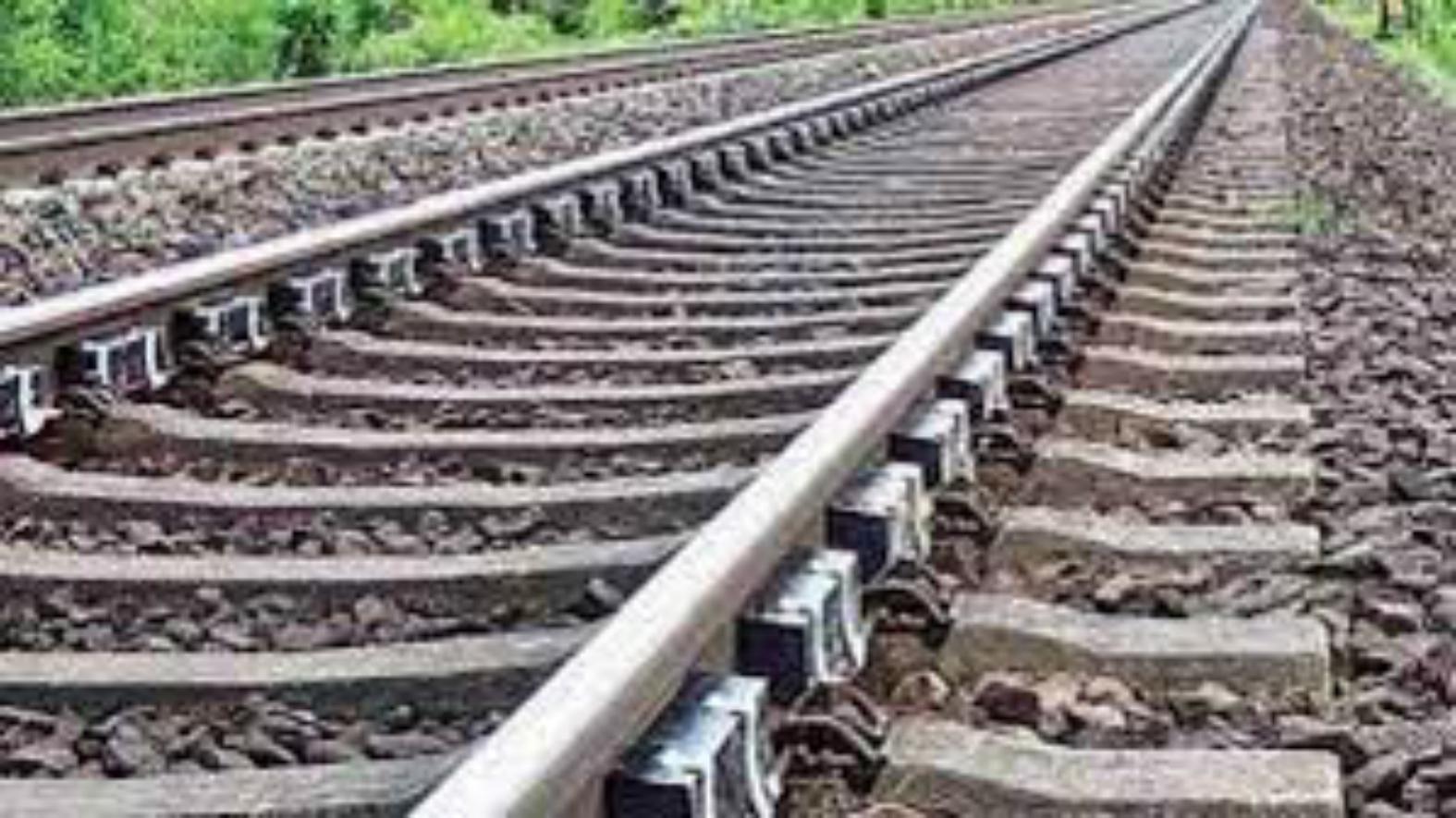 रेल पटरियों पर बना रहे थे मोबाइल से रील, ट्रेन की चपेट में आने से दो की मौत