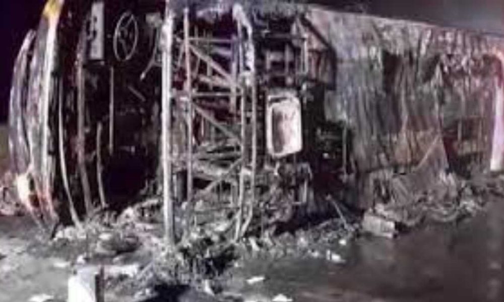 दर्दनाक हादसे में बस में सवार 26 यात्रियों की मौत, कई गंभीर घायल…