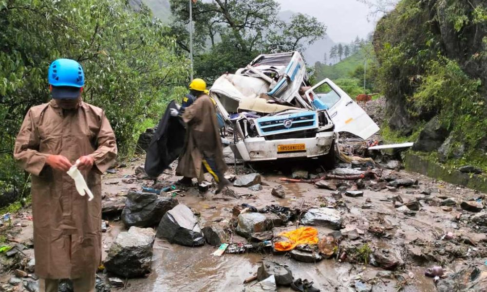 गंगोत्री हाईवे पर भूस्खलन, मलबे की चपेट में आई कई वाहन, चार की मौत, 6 घायल…