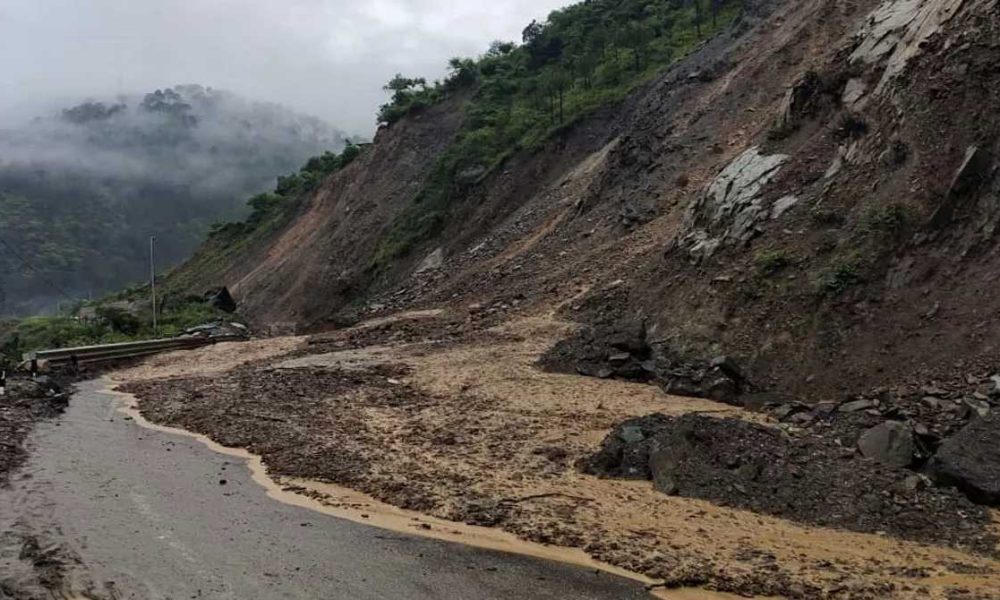 उत्तराखंड में उफान पर नदियां, कई मार्ग बाधित, हजारों यात्री फंसे…