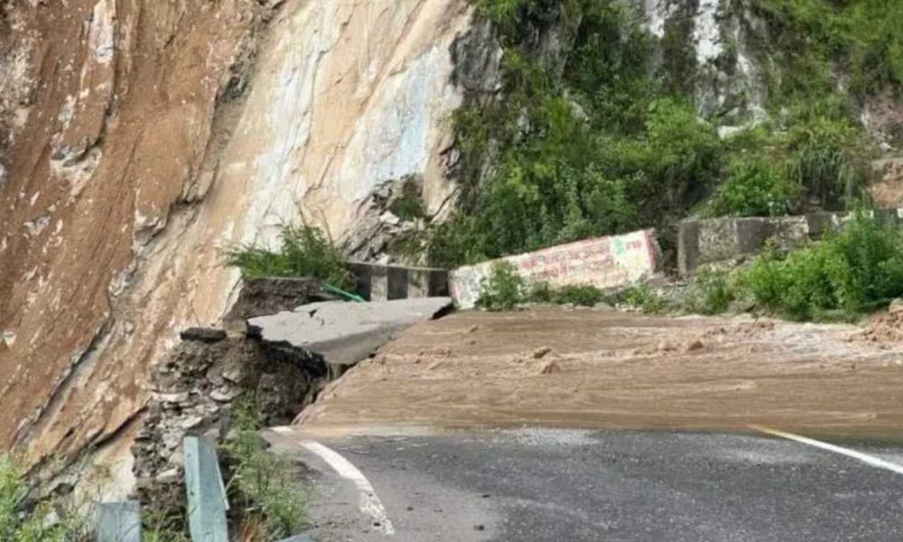 उत्तराखंडः भारी बारिश से बदरीनाथ राष्ट्रीय राजमार्ग बहा, आवाजाही ठप…