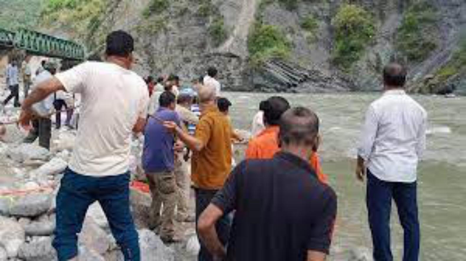 महादेव मंदिर में जलाभिषेक के लिए गई दो लड़कियां नदी में बहीं