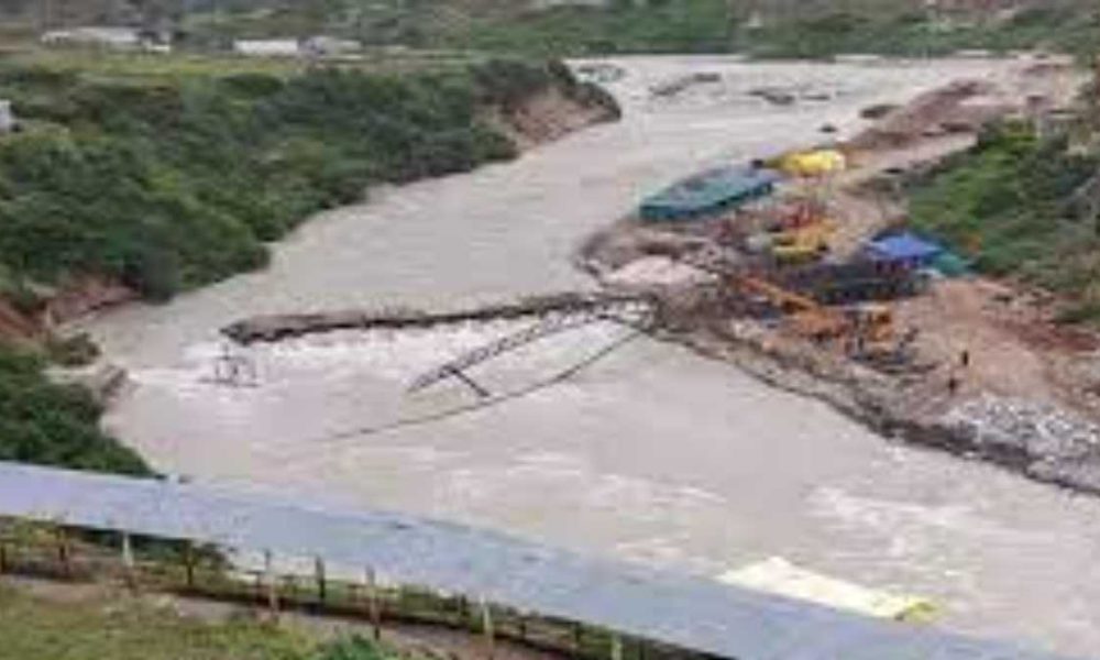 अलकनंदा के तेज बहाव में बहा पुल, मजदूर लापता, रेस्क्यू जारी…