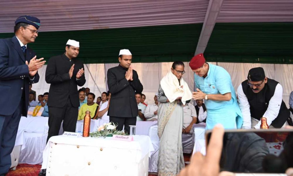 टिहरी में इस तरह मना आजादी का जश्न, कैबिनेट मंत्री ने हाथ में माटी लेकर दिलाई शपथ…
