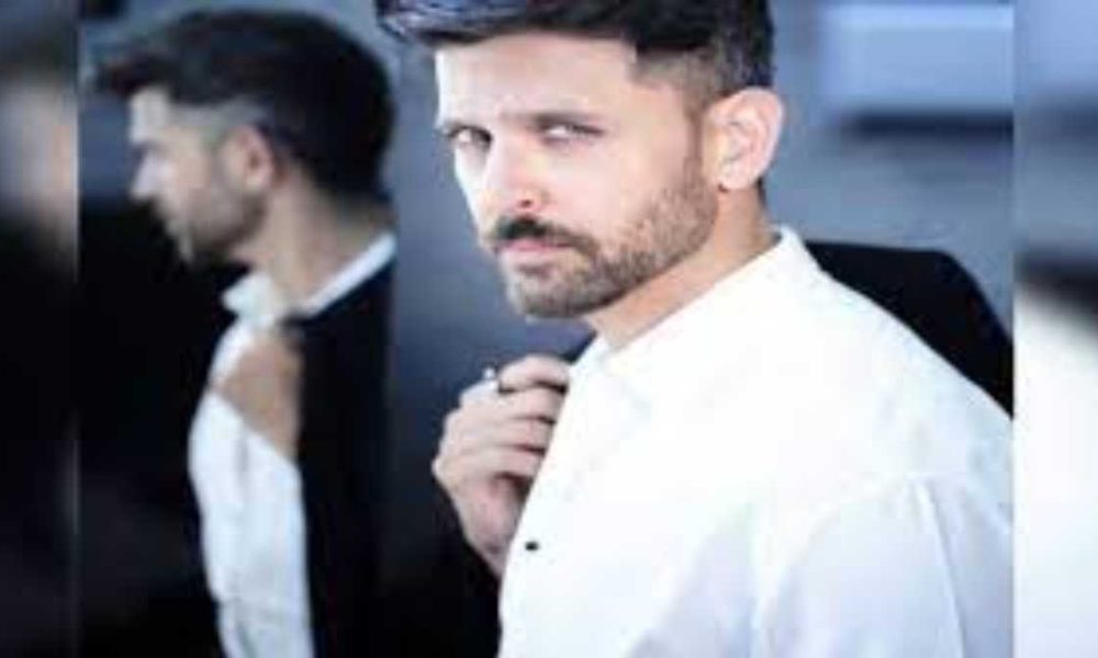 देहरादूनः बॉलीवुड फिल्म एक्टर ऋतिक रोशन के फैंस झलक पाने को उमड़े…