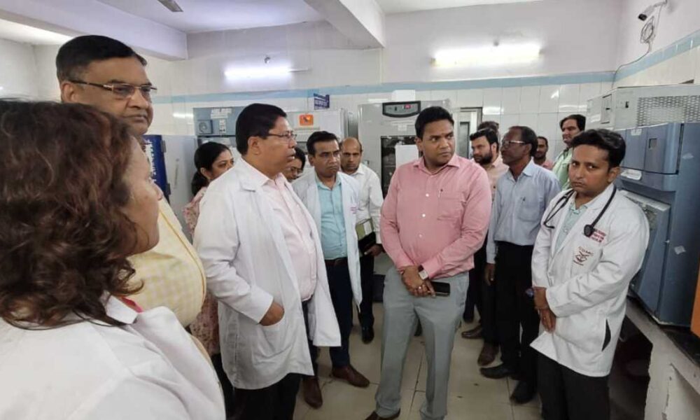अचानक दून अस्पताल पहुंचे स्वास्थ्य सचिव, अधिकारियों को दिे ये सख्त निर्देश…