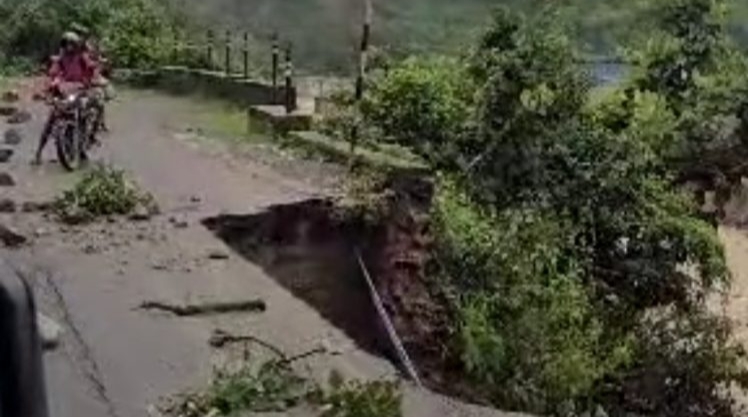 दून-दिल्ली राजमार्ग पर मोहंड में भारी बारिश से धंसी सड़क…