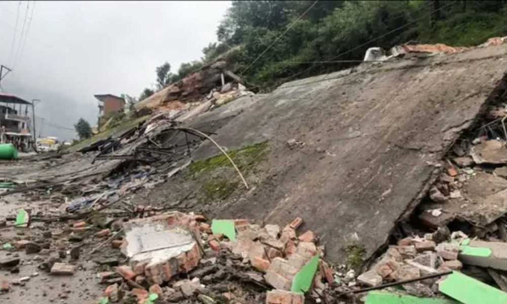 केदारघाटी में ताश के पत्तों की तरह ढही तीन मंजिला इमारत, कई मार्ग बाधित…