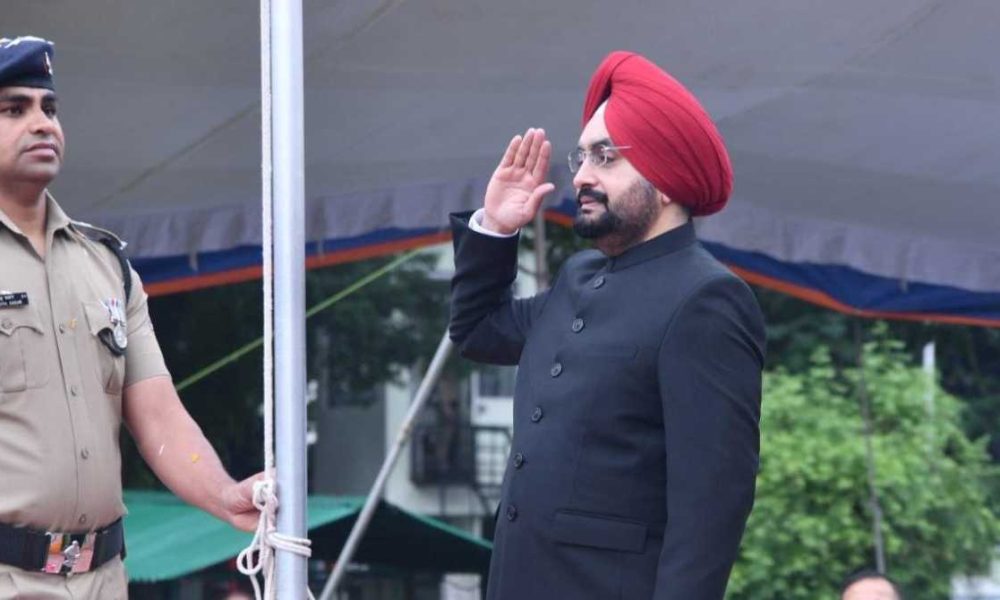 उत्तराखंडः राजभवन परिसर में राज्यपाल ने किया ध्वाजारोहण, शहीदों को की श्रद्धांजलि अर्पित…