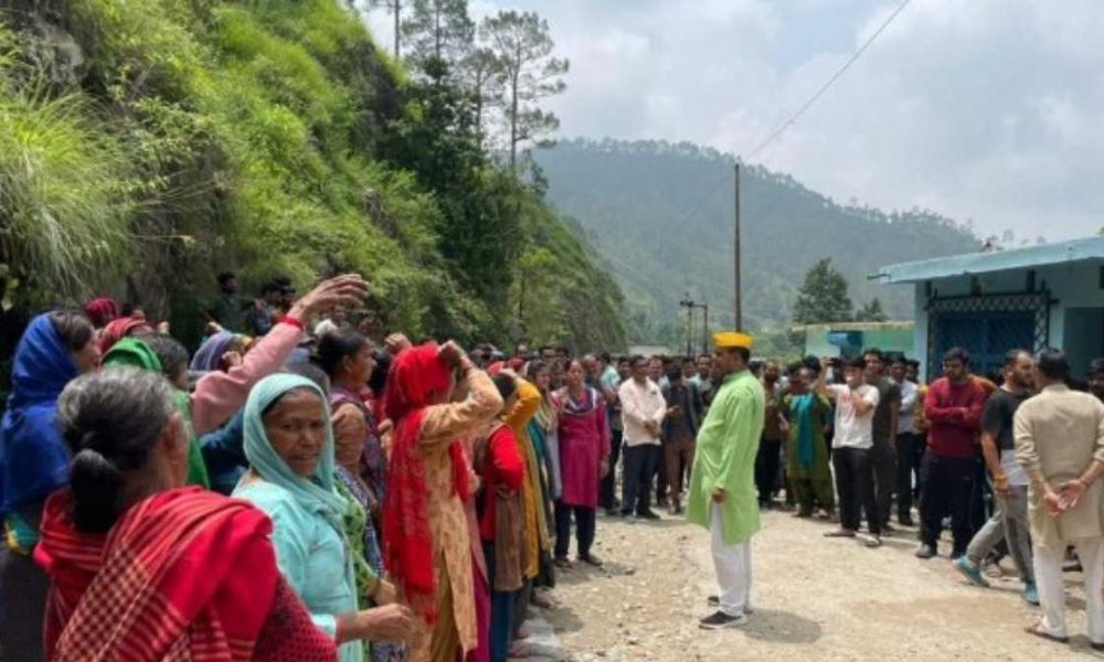 टिहरी में शराब के ठेके के विरोध में सड़कों पर ग्रामीण, किया धरना प्रदर्शन…