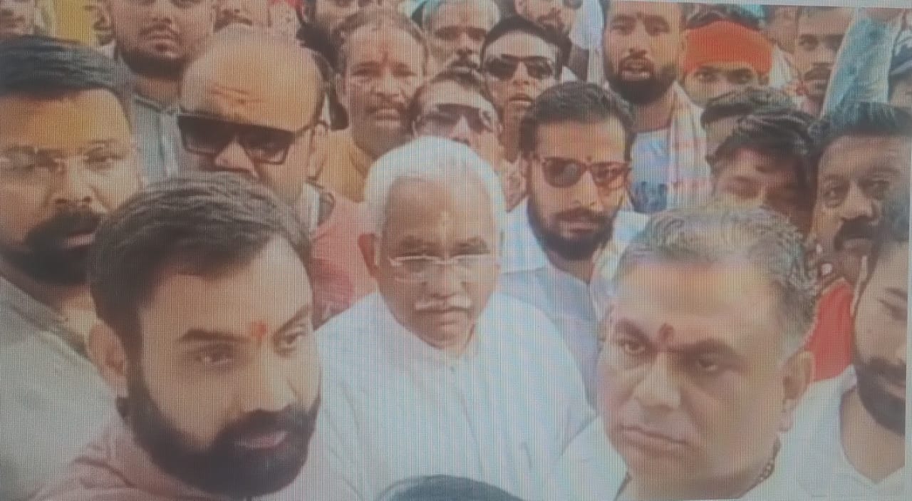 उत्तराखंड : हरिद्वार कथा प्रवचन के दौरान ब्राह्मणों पर अमर्यादित टिप्पणी, आक्रोशित लोगों ने आश्रम का गेट तोड़ा, प्रदर्शन