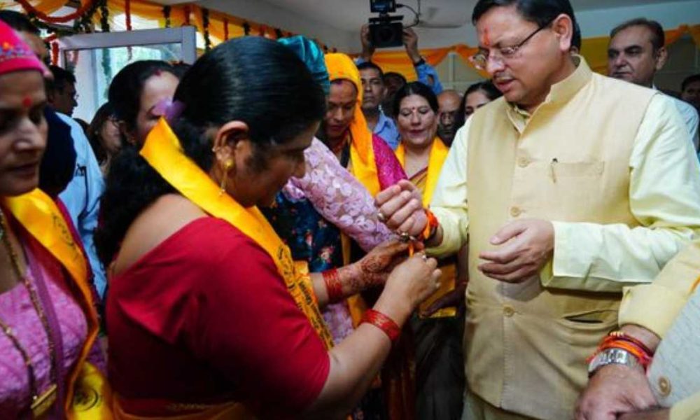 स्वयं सहायता समूहों की महिलाओं ने मुख्यमंत्री की कलाई में बांधी राखी…