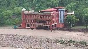 बारिश का कहर…पलक झपकते ही धराशायी हुआ कॉलेज का पांच मंजिला भवन, गरुड़चट्टी में मलबे में दबा परिवार |