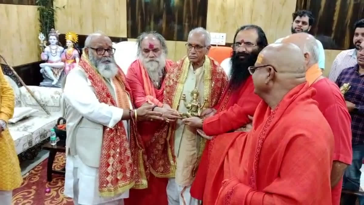 गर्भगृह में जल्द विराजेंगे रामलला, आमंत्रण लेकर हरिद्वार पहुंचे चंपत राय, संतों से की चर्चा