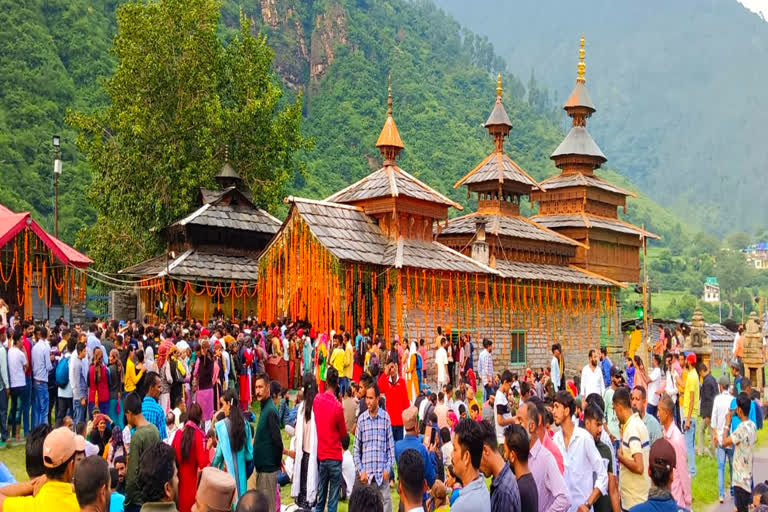उत्तराखंड : जागड़ा पर्व में उमड़े श्रद्धालु, भंजरा पंचरा की बेटियों ने महासू देवता मंदिर में चढ़ाया सात तोले सोने का छत्र