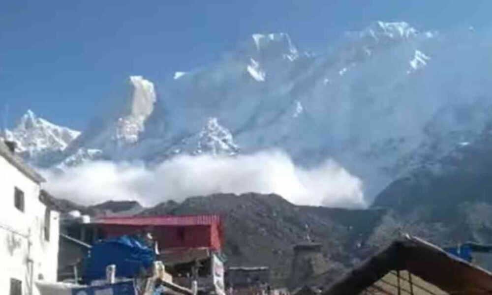 Kedarnath Avalanche: केदारनाथ धाम के सुमेरू पर्वत से आया एवलांच…