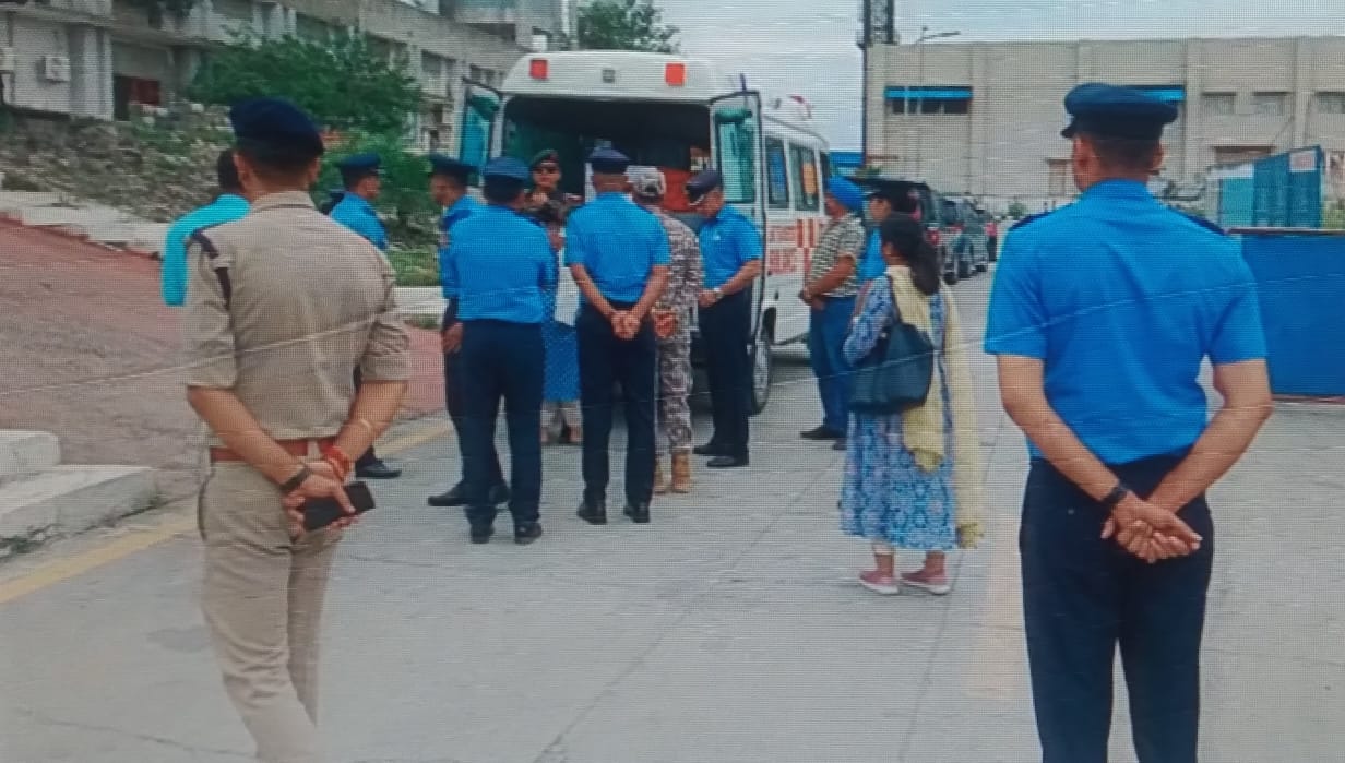 उत्तराखंड : विंग कमांडर अनुपम गुसाईं का पार्थिव शरीर सेना के विशेष विमान से लाया गया  जॉलीग्रांट एयरपोर्ट, घर में मातम