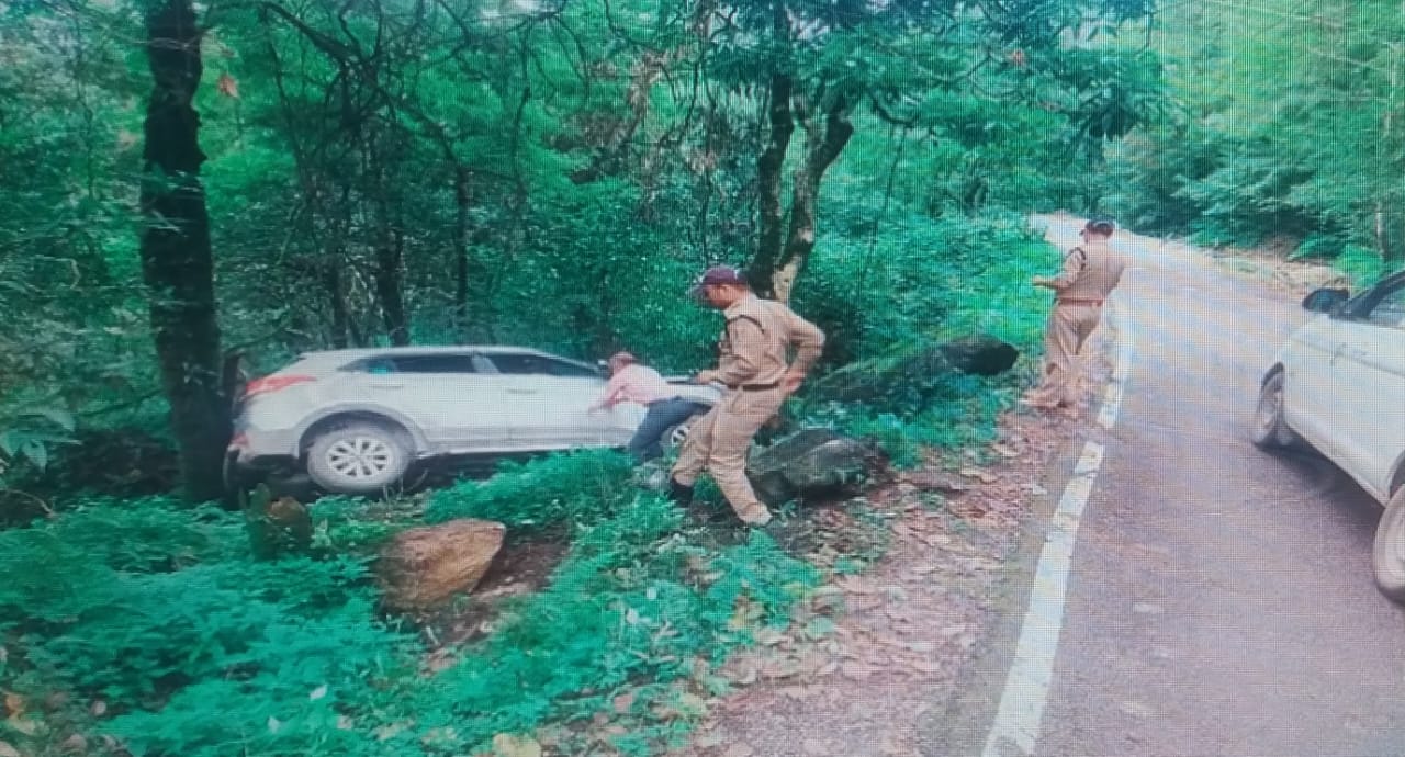 गोपेश्वर : चालक को आई झपकी, सड़क से उतरकर बोल्डरों में अटकी कार, बदरीनाथ जा रहे थे मूक-बधिर तीर्थ यात्री