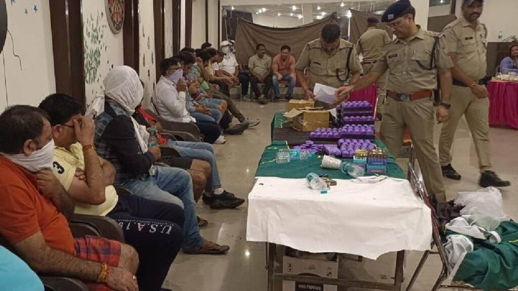 उत्तराखंड : रिजॉर्ट में संचालित कैसिनों में पुलिस ने मारा छापा, 27 लोगो के समेत पांच डांसर भी पकडे