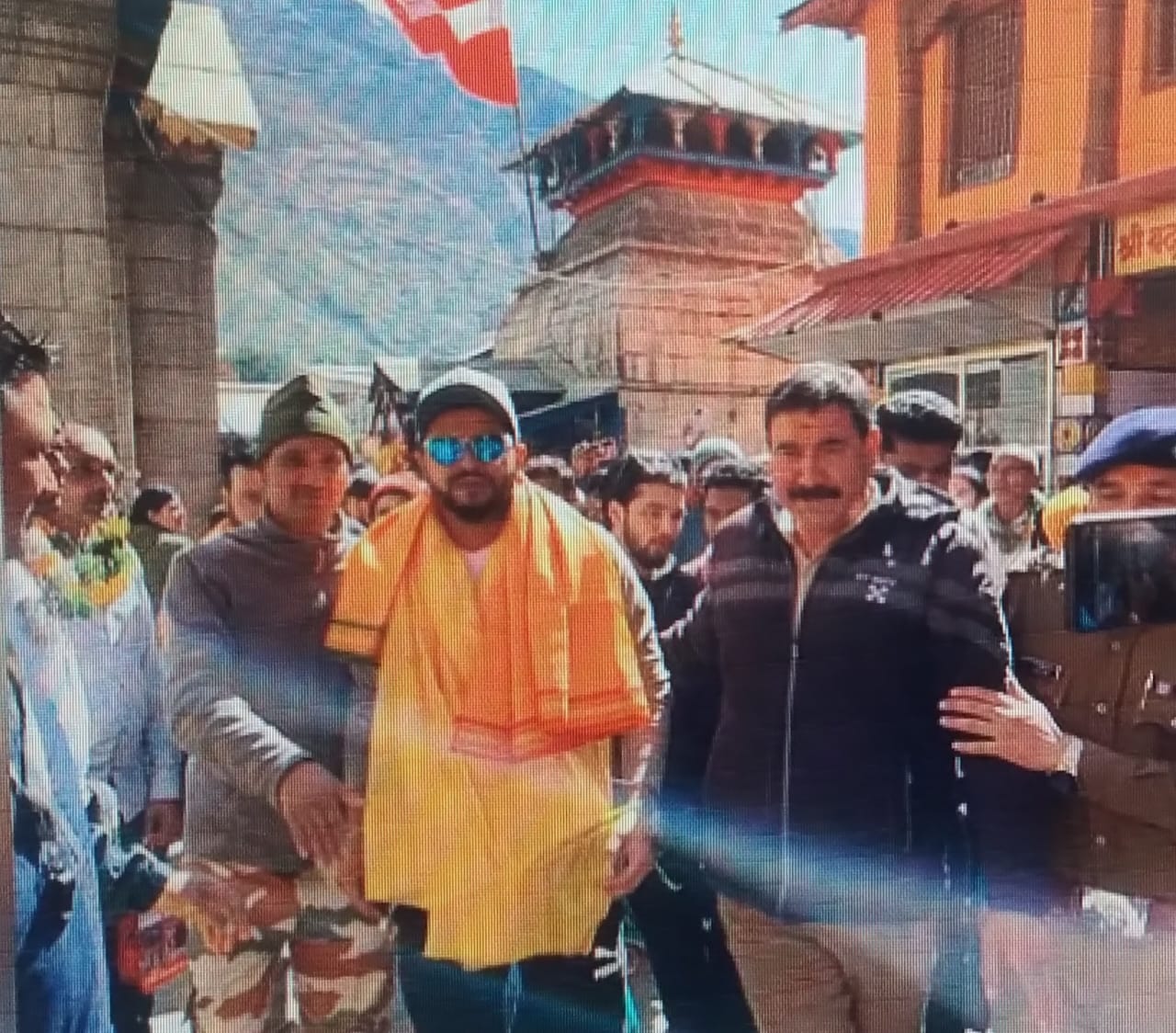 उत्तराखंड : बदरीनाथ धाम पहुंचे क्रिकेटर सुरेश रैना, पूजा अर्चना कर लिया भगवान बद्रीविशाल का आशीर्वाद